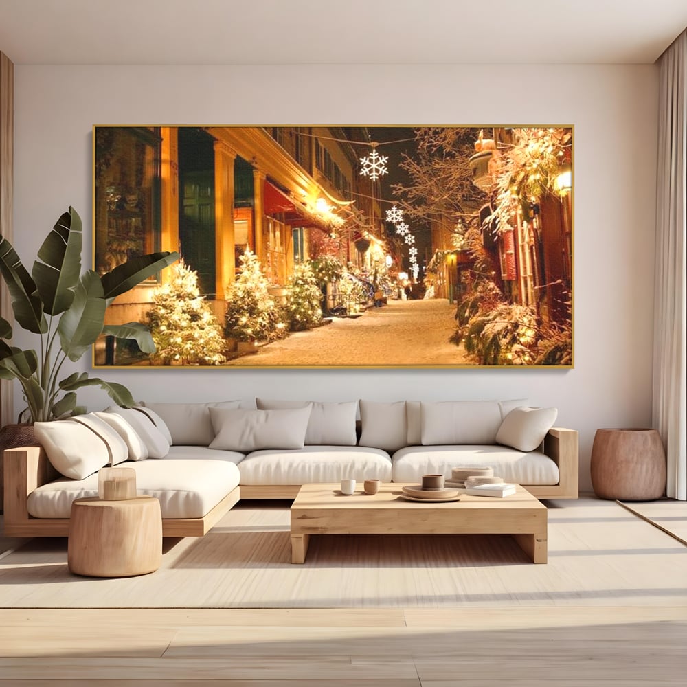 Tablou canvas cu strada ingusta impodobita de craciun, in rama de aluminiu auriu, pe perete intr-un living